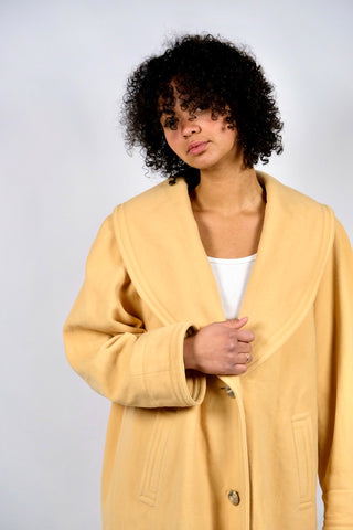 Gelber 80s/90s Wollmantel mit großem Kragen und seitlichen Eingrifftaschen, längerer Schnitt und zu empfehlen für eine M bis L je nach gewünschter Passform