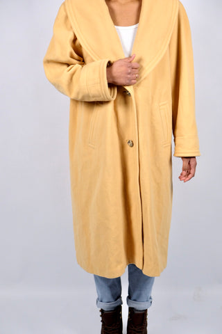 Gelber 80s/90s Wollmantel mit großem Kragen und seitlichen Eingrifftaschen, längerer Schnitt und zu empfehlen für eine M bis L je nach gewünschter Passform
