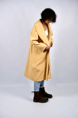 Gelber 80s/90s Wollmantel mit großem Kragen und seitlichen Eingrifftaschen, längerer Schnitt und zu empfehlen für eine M bis L je nach gewünschter Passform