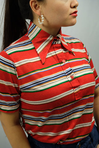 Rotes T-Shirt aus den 70s mit Polokragen, Streifenmuster und typischem 70s-Kragen