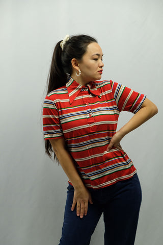 Rotes T-Shirt aus den 70s mit Polokragen, Streifenmuster und typischem 70s-Kragen