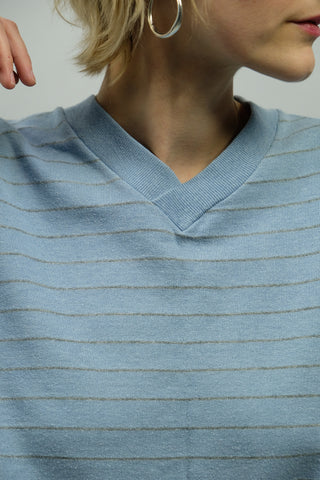 Hellblaues Fruit of the Loom T-Shirt aus den 70s mit V-Kragen und zarten, leicht transparenten silbergrauen Streifen – ein seltenes Fundstück und Highlight – boxy, eher kürzerer Schnitt und tragbar von einer XS, S oder M je nach gewünschter Passform