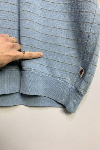 Hellblaues Fruit of the Loom T-Shirt aus den 70s mit V-Kragen und zarten, leicht transparenten silbergrauen Streifen – ein seltenes Fundstück und Highlight – boxy, eher kürzerer Schnitt und tragbar von einer XS, S oder M je nach gewünschter Passform