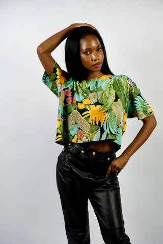 80s T-Shirt mit Rundhalsausschnitt, Knopfleiste vorn und tollem Botanical Crazy Pattern Print in Schwarz, Türkis, (Oliv)grün, Gelb, Orange, Pink und Weiß – wir empfehlen das Shirt einer M bis L