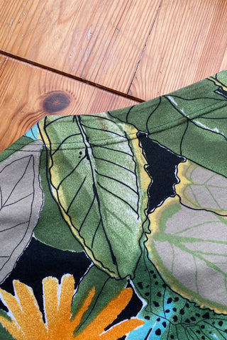 80s T-Shirt mit Rundhalsausschnitt, Knopfleiste vorn und tollem Botanical Crazy Pattern Print in Schwarz, Türkis, (Oliv)grün, Gelb, Orange, Pink und Weiß – wir empfehlen das Shirt einer M bis L