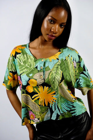 80s T-Shirt mit Rundhalsausschnitt, Knopfleiste vorn und tollem Botanical Crazy Pattern Print in Schwarz, Türkis, (Oliv)grün, Gelb, Orange, Pink und Weiß – wir empfehlen das Shirt einer M bis L