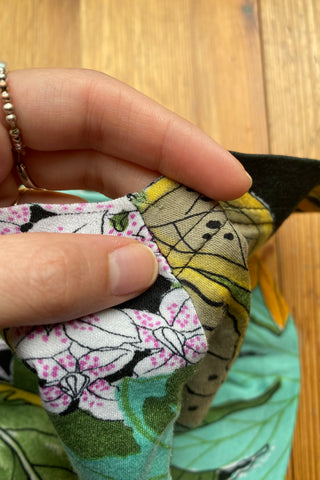 80s T-Shirt mit Rundhalsausschnitt, Knopfleiste vorn und tollem Botanical Crazy Pattern Print in Schwarz, Türkis, (Oliv)grün, Gelb, Orange, Pink und Weiß – wir empfehlen das Shirt einer M bis L