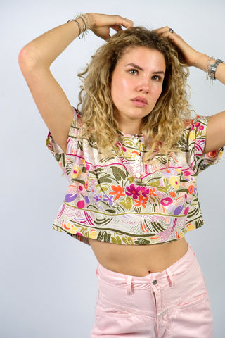 Weißes, boxy geschnittenes 90s T-Shirt made in Italy mit Knopfleiste und floralem Crazy Pattern Print in Pink, Orange, Flieder, Gelb und Grüntönen – von uns gecropped, für einen lockeren Look empfehlen wir es einer XS oder S
