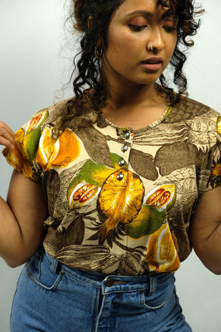 80s Shirt mit Botanik &amp; Früchte Print in Beige, Braun, Grün, Orange, Gelb, Rot und Weiß, lockerer Schnitt mit Knopfleiste vorn – tragbar von einer XS bis S je nach gewünschter Passform