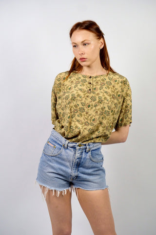beiges 80s/90s T-Shirt made in Italy aus reiner Viskose mit Knopfleiste vorn sowie tollem Boho Blumenmuster in Oliv, Grün, Altrosa und Dunkelbraun – die angegebene Größe ist M, durch den bewusst lockeren Schnitt auch von einer L tragbar (je nach gewünschter Passform – bitte Maße beachten)