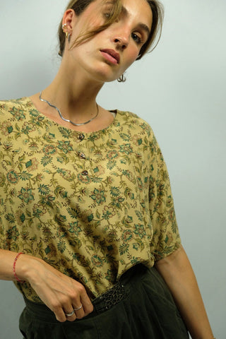 Beiges 90s Shirt made in Italy aus reiner Viskose, mit Knopfleiste vorn und floralem Print in Oliv und Grün – bewusst locker geschnitten und somit tragbar von einer S, M oder kleinen L je nach gewünschter Passform