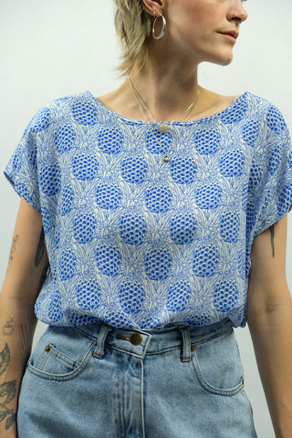 Locker geschnittenes 90s Shirt made in Italy aus reiner Seide mit tollem Ananas Print in Blau und Weiß – ein absolutes Highlight – die angegebene Größe ist L, fällt jedoch kleiner aus: tragbar von einer XS bis M je nach gewünschter Passform