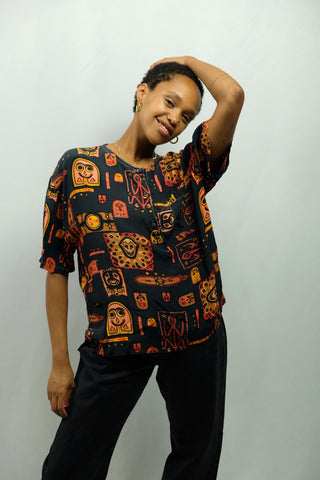 Luftiges 90s Shirt mit Knopfleiste, Brusttasche und Boho Crazy Pattern Print in Anthrazit, Rot, Orange, Senfgelb, Braun und Rosa – entspricht ungefähr einer heutigen L