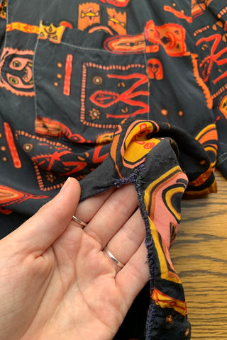 Luftiges 90s Shirt mit Knopfleiste, Brusttasche und Boho Crazy Pattern Print in Anthrazit, Rot, Orange, Senfgelb, Braun und Rosa – entspricht ungefähr einer heutigen L