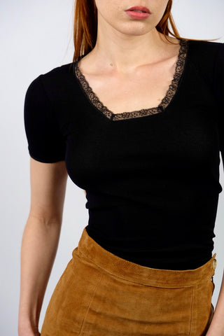 Schwarzes, enganliegendes und elastisches Shirt aus den frühen 70er Jahren mit Spitzendetails – lediglich im Ärmel-/Schulterbereich sind Nähte vorhanden – ansonsten Seamless-Design und daher sehr bequem und anschmiegsam. Ideal für eine XS.