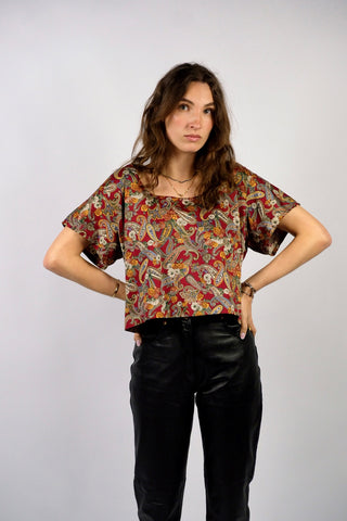 Dunkelrotes 80s T-Shirt mit weitem Ausschnitt und tollem Boho Print in Senf, Hellgrün, Dunkelgrün, Blau, Altrosa, Mint, Rost und Weiß – vermutlich ein handgenähtes Unikat und von uns gecropped, entspricht ca. einer L/XL – ein absolutes Highlight