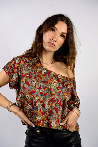 Dunkelrotes 80s T-Shirt mit weitem Ausschnitt und tollem Boho Print in Senf, Hellgrün, Dunkelgrün, Blau, Altrosa, Mint, Rost und Weiß – vermutlich ein handgenähtes Unikat und von uns gecropped, entspricht ca. einer L/XL – ein absolutes Highlight