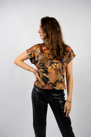 80s Shirt made in Germany aus Baumwolle und Modal mit floralem Print in Schwarz, Rotbraun, Aubergine, Rostrot, Orange, Hellbraun, Dunkelbraun, Altrosa und Weiß – von uns leicht gecropped – entspricht ca. einer heutigen S/M