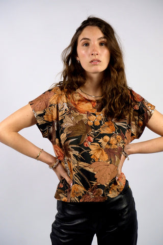 80s Shirt made in Germany aus Baumwolle und Modal mit floralem Print in Schwarz, Rotbraun, Aubergine, Rostrot, Orange, Hellbraun, Dunkelbraun, Altrosa und Weiß – von uns leicht gecropped – entspricht ca. einer heutigen S/M