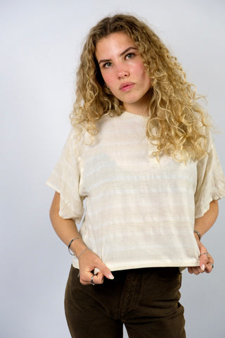 90s T-Shirt mit Knopfleiste und strukturiertem Streifenmuster in Weiß und Creme/Beige – von uns gecropped, entspricht ca. einer heutigen M/L, eignet sich aber auch für oversized Looks an kleineren Größen – ein Basic Highlight