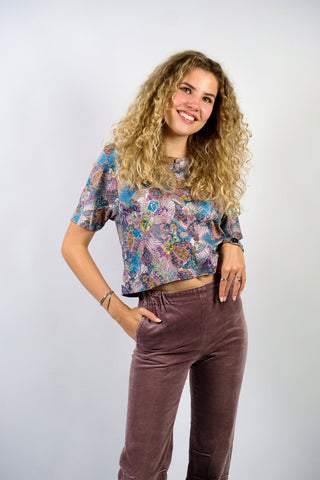 80s T-Shirt mit süßen Knöpfen am Kragen und floralem Crazy Pattern Print in tollen Farben (Altrosa, Lila, Senf, Türkis, Salbei, Blaugrün und Weiß) – von uns gecropped – entspricht ca. einer S