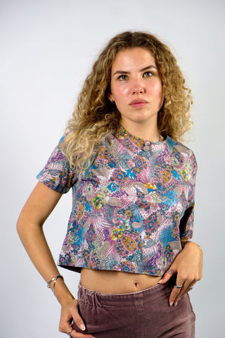 80s T-Shirt mit süßen Knöpfen am Kragen und floralem Crazy Pattern Print in tollen Farben (Altrosa, Lila, Senf, Türkis, Salbei, Blaugrün und Weiß) – von uns gecropped – entspricht ca. einer S