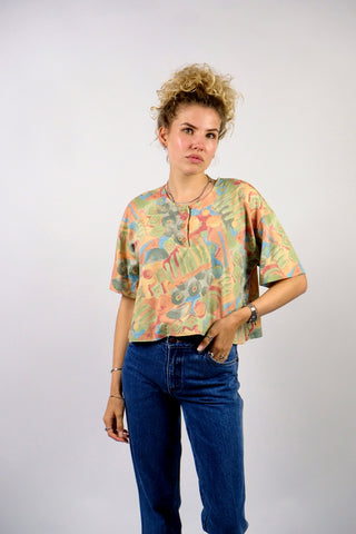 80s/90s T-Shirt mit Knopfleiste und tollem Pastell Crazy Pattern Print in Hellgrün, Graugrün, Gelb, Hellrot, Peach/Orange, Hellblau und Beige/Hellbraun – von uns gecropped – entspricht ca. einer heutigen M/L, eignet sich aber auch für oversized Looks an kleineren Größen