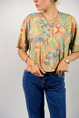 80s/90s T-Shirt mit Knopfleiste und tollem Pastell Crazy Pattern Print in Hellgrün, Graugrün, Gelb, Hellrot, Peach/Orange, Hellblau und Beige/Hellbraun – von uns gecropped – entspricht ca. einer heutigen M/L, eignet sich aber auch für oversized Looks an kleineren Größen