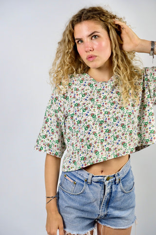 weißes 90s T-Shirt aus reiner Baumwolle mit süßem Blümchenmuster in Grün, Blau, Rot und Gelb – von uns gecropped – wir empfehlen es einer S bis M