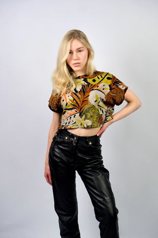 80s/90s Shirt aus reiner Baumwolle (von uns reworked, von einem Kleid zum Crop-Oberteil), boxy Schnitt mit tollem Botanical Print in Cognacbraun, Olivgrün/Gelbgrün, Schwarz, Orange, Graubraun und Weiß – ideal für eine heutige XS, ein Unikat und absolutes Highlight