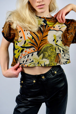 80s/90s Shirt aus reiner Baumwolle (von uns reworked, von einem Kleid zum Crop-Oberteil), boxy Schnitt mit tollem Botanical Print in Cognacbraun, Olivgrün/Gelbgrün, Schwarz, Orange, Graubraun und Weiß – ideal für eine heutige XS, ein Unikat und absolutes Highlight