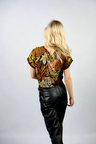 80s/90s Shirt aus reiner Baumwolle (von uns reworked, von einem Kleid zum Crop-Oberteil), boxy Schnitt mit tollem Botanical Print in Cognacbraun, Olivgrün/Gelbgrün, Schwarz, Orange, Graubraun und Weiß – ideal für eine heutige XS, ein Unikat und absolutes Highlight