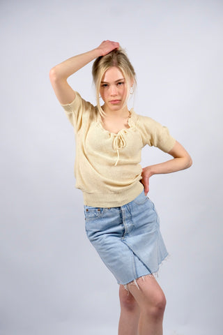 70s Strickshirt in einem tollen Buttergelb mit romantisch gewelltem Ausschnitt, Kordelzug zum Binden – insgesamt eher kurzer Schnitt und ideal für eine XS