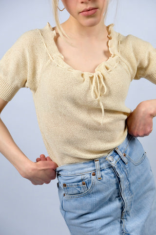 70s Strickshirt in einem tollen Buttergelb mit romantisch gewelltem Ausschnitt, Kordelzug zum Binden – insgesamt eher kurzer Schnitt und ideal für eine XS