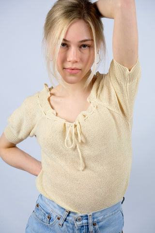 70s Strickshirt in einem tollen Buttergelb mit romantisch gewelltem Ausschnitt, Kordelzug zum Binden – insgesamt eher kurzer Schnitt und ideal für eine XS