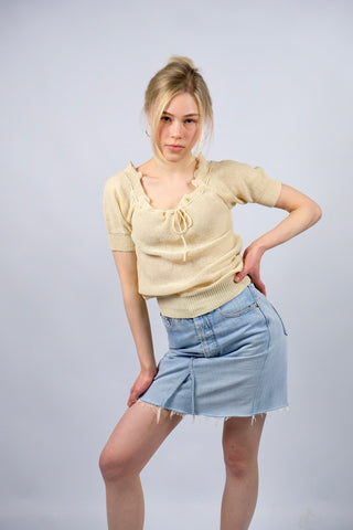 70s Strickshirt in einem tollen Buttergelb mit romantisch gewelltem Ausschnitt, Kordelzug zum Binden – insgesamt eher kurzer Schnitt und ideal für eine XS