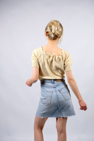 70s Strickshirt in einem tollen Buttergelb mit romantisch gewelltem Ausschnitt, Kordelzug zum Binden – insgesamt eher kurzer Schnitt und ideal für eine XS