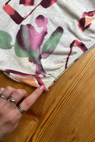 Bauchfreies 80s Shirt aus Baumwolle mit Stretch-Anteil und Gummizugbündchen – Creme/Grau meliert und toller Crazy Pattern Print in Rosa, Weinrot/Beere, Pink/Koralle, Hellgrün und Orange – ideal für eine heutige XS und ein absolutes Highlight