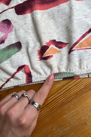 Bauchfreies 80s Shirt aus Baumwolle mit Stretch-Anteil und Gummizugbündchen – Creme/Grau meliert und toller Crazy Pattern Print in Rosa, Weinrot/Beere, Pink/Koralle, Hellgrün und Orange – ideal für eine heutige XS und ein absolutes Highlight