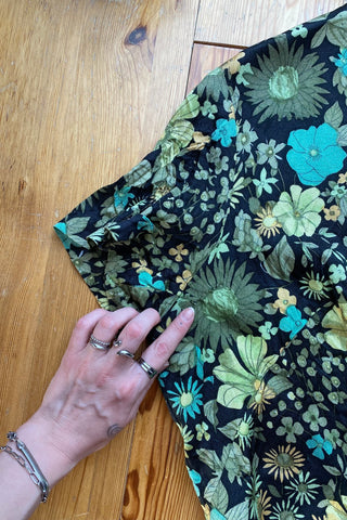 Handmade Upcycling Crop Shirt mit floralem Print in Schwarz, Hellgrün, Oliv/Salbei, Mint/Türkis und Gelb/Orange – ideal für eine M bis L