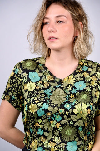 Handmade Upcycling Crop Shirt mit floralem Print in Schwarz, Hellgrün, Oliv/Salbei, Mint/Türkis und Gelb/Orange – ideal für eine M bis L