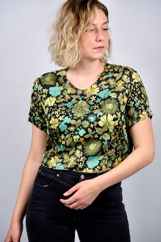 Handmade Upcycling Crop Shirt mit floralem Print in Schwarz, Hellgrün, Oliv/Salbei, Mint/Türkis und Gelb/Orange – ideal für eine M bis L