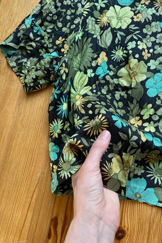 Handmade Upcycling Crop Shirt mit floralem Print in Schwarz, Hellgrün, Oliv/Salbei, Mint/Türkis und Gelb/Orange – ideal für eine M bis L