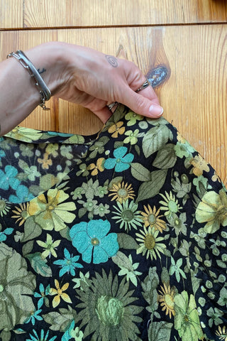 Handmade Upcycling Crop Shirt mit floralem Print in Schwarz, Hellgrün, Oliv/Salbei, Mint/Türkis und Gelb/Orange – ideal für eine M bis L