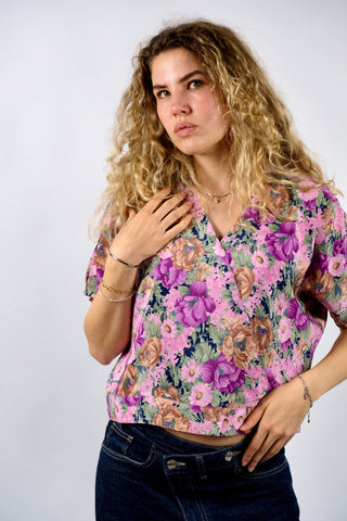 80s Shirt-Bluse mit geblümtem Muster in Rosa, Pink/Beere, Beige, Braun und Grüntönen – tolle Wickeloptik und lockerer, verkürzter Schnitt – entspricht ca. einer M/L