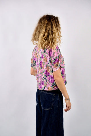 80s Shirt-Bluse mit geblümtem Muster in Rosa, Pink/Beere, Beige, Braun und Grüntönen – tolle Wickeloptik und lockerer, verkürzter Schnitt – entspricht ca. einer M/L