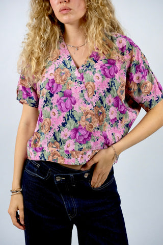 80s Shirt-Bluse mit geblümtem Muster in Rosa, Pink/Beere, Beige, Braun und Grüntönen – tolle Wickeloptik und lockerer, verkürzter Schnitt – entspricht ca. einer M/L