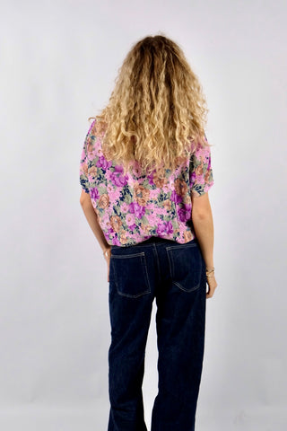 80s Shirt-Bluse mit geblümtem Muster in Rosa, Pink/Beere, Beige, Braun und Grüntönen – tolle Wickeloptik und lockerer, verkürzter Schnitt – entspricht ca. einer M/L