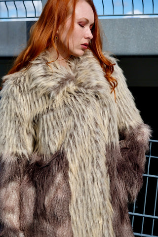 Atemberaubender Preloved (Secondhand) Fake Fur Mantel in Creme/Beige und Graubraun/Taupe von der Marke Urbancode mit seitlichen Eingrifftaschen – UK10 (entspricht einer M), auch von einer S tragbar und ein absolutes Highlight