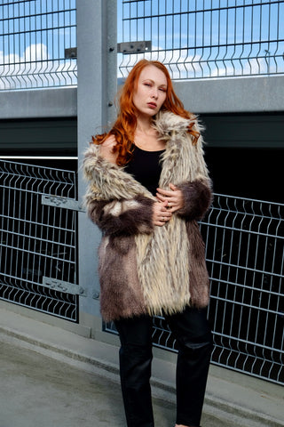 Atemberaubender Preloved (Secondhand) Fake Fur Mantel in Creme/Beige und Graubraun/Taupe von der Marke Urbancode mit seitlichen Eingrifftaschen – UK10 (entspricht einer M), auch von einer S tragbar und ein absolutes Highlight